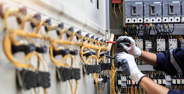 Professional Electrician technician working in Glendale Heights, IL